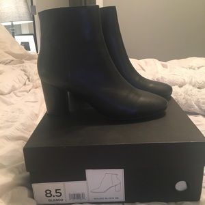 Banana republic round block heel bootie